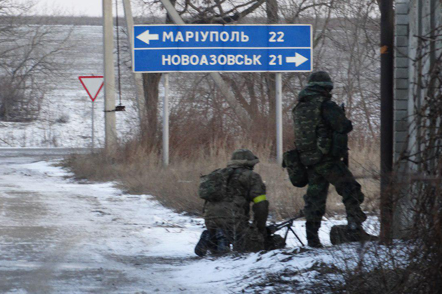 Azov forces moving during the Battle of Shyrokyne in 2015 (Photo: Wikimedia Commons / NATIONAL GUARD OF UKRAINE)