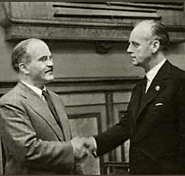 German Foreign Minister Joachim von Ribbentrop and Soviet Foreign Minister Vyacheslav Molotov at the signing of the so-called Molotov-Ribbentropp pact in Moscow on 23 August 1939. (Source: Wikimedia Commons)