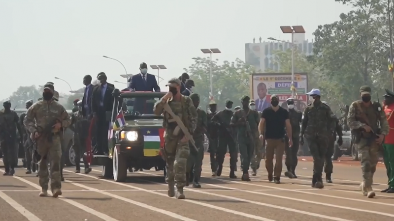 Russian mercenaries provide security for convoy with president of the Central African Republic. (Photo: Clement DI Roma / VOA News / Wikimedia Commons)