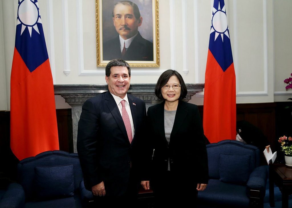 President of Paraguay Horacio Cartes and President of Taiwan Tsai Ing-wen in Taipei in 2016. (Photo by Taiwan Presidential Office / Wikimedia Commons)