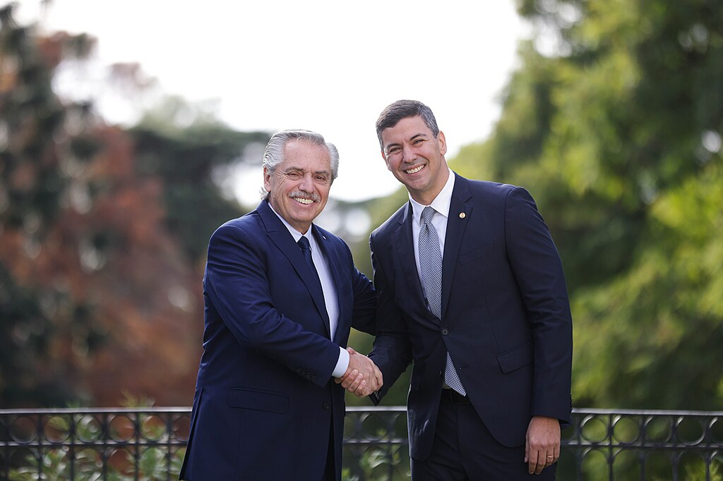 Argentine President Alberto Fernández (l) and president-elect of Paraguay, Santiago Peña, at a meeting at the Olivos Residence on May 29 2023. (Photo: Casa Rosada / Wikimedia Commons)
