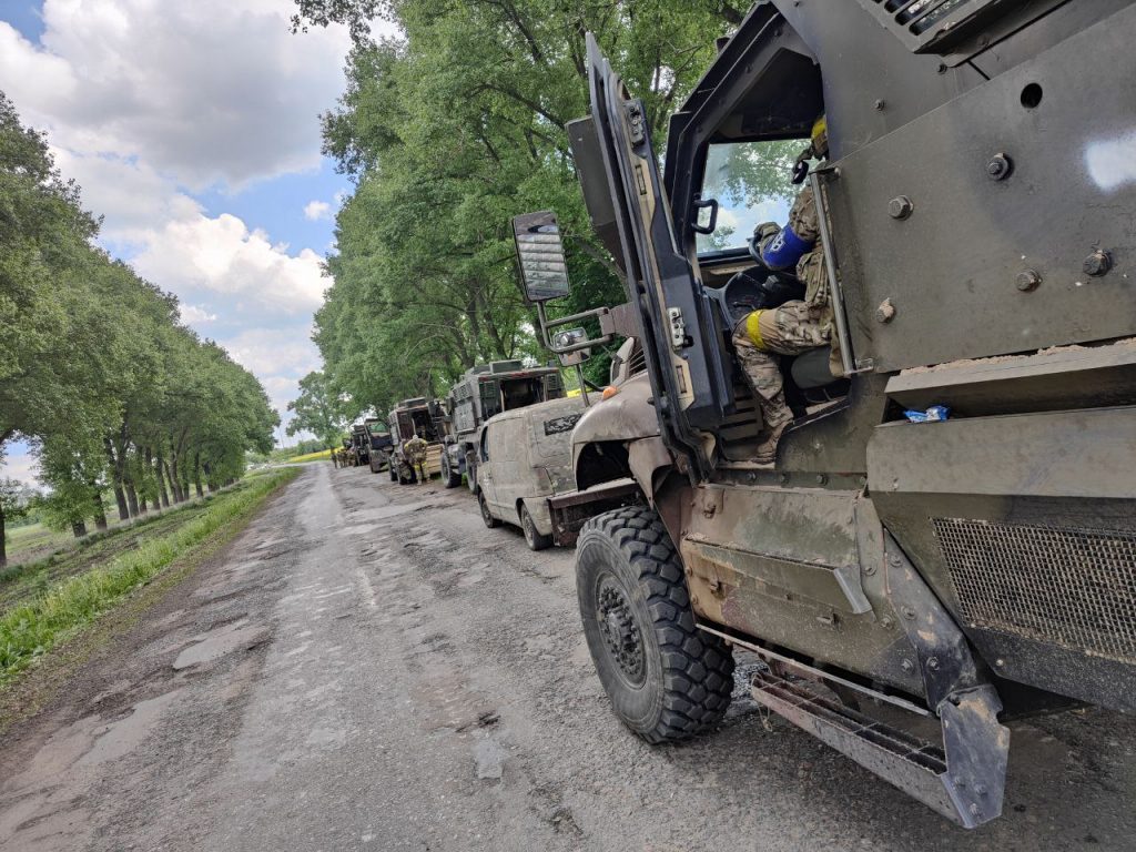 Photograph of a Ukrainian convoy of Russian Volunteer Corps vehicles (identified by the armband) during the Shebekin offensive in Belgorod, Russia. Taken on June 1, 2023 on the outskirts of Shebekino in Belgorod Oblast (Russia) by a soldier of the Polish Volunteer Corps (Photo: Wikimedia Commons)