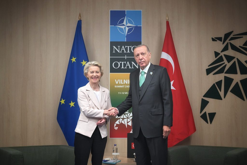 Ursula von der Leyen, President of the European Commission, and Turkish premier Recep Tayyip Erdogan at the NATO Summit in Vilnius on 11 and 12 July 2023 (Photo: Dati Bendo / European Commission)