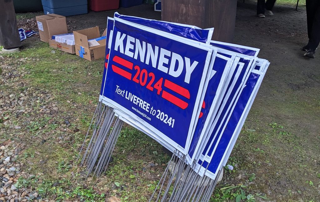 Stack of lawn signs for RFK Jr. 2024 presidential campaign in Lyman, New Hampshire (Photo: Artaxerxes / Wikimedia Commons)