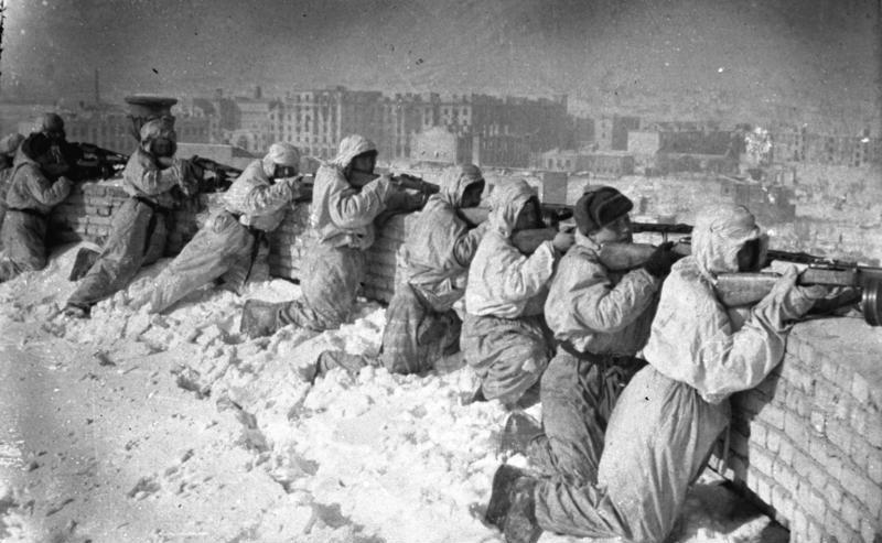 Members of the Soviet Red Army fighting from a rooftop in Stalingrad in January 1943 (Photo: German Federal Archive / Wikimedia Commons)