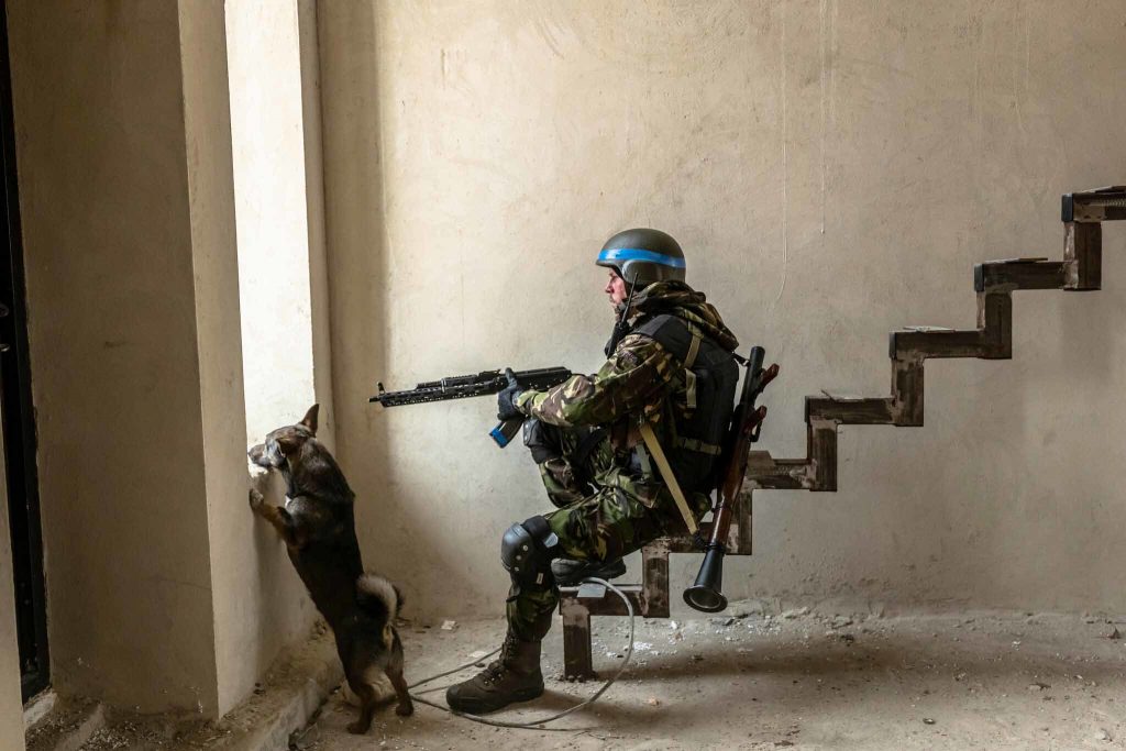 Soldier fighting for Ukraine sitting in a house near Irpin in March 2022 (Photo: Daniel Berehulak / The New York Times / Flickr.com)