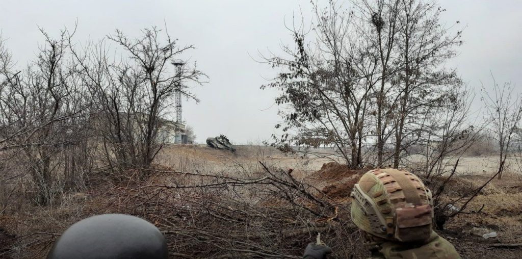 Azov soldiers attacking a Russian tank in Mariupol (Photo: Mvs.gov.ua / Wikimedia Commons)