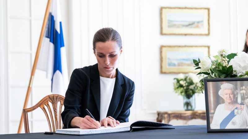 Prime Minister Sanna Marin signed the Book of condolences for Her Majesty Queen Elizabeth II in the British Embassy, Helsinki, on September 9, 2022 (Photo: Lauri Heikkinen / FinnishGovernment / Flickr.com)