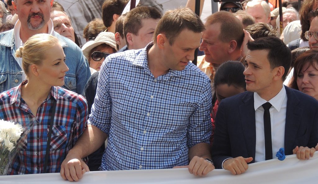 Russian politician Alexei Navalny, his wife Yulia and Russian opposition politician Ilya Yashin, 12 June 2013 (Photo: Bogomolov.PL / Wikimedia Commons)