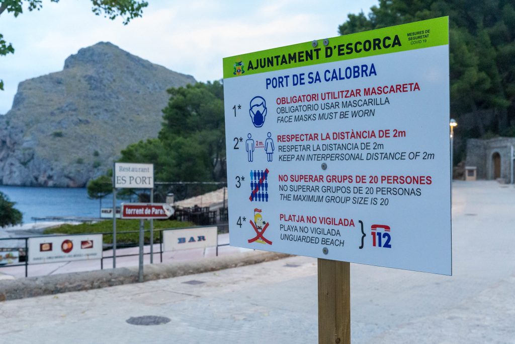 Covid-19 rules for visitors and locals in Mallorca, Spain explained on a sign in Port de Sa Calobra (Photo: Marco Verch / Flickr.com)
