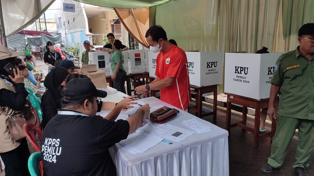 The election process in TPS 098 in North Jakarta at the 2024 Indonesian General Election (Photo: Jeromi Mikhael / Wikimedia Commons)