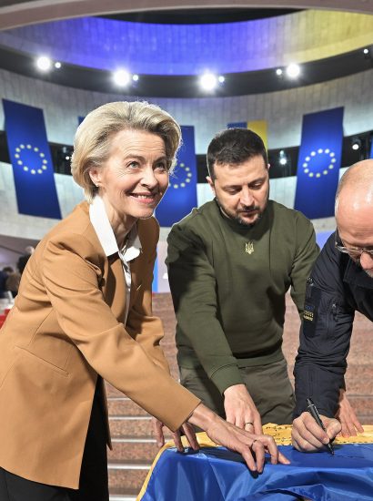 European Commission President Ursula von der Leyen, Ukrainian President Volodymyr Zelensky, and Ukrainian Defence Minister Denys Shmyhal in February 2023 (Photo: Dati Bendo / European Commission)