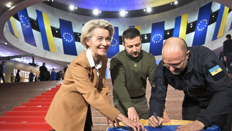 European Commission President Ursula von der Leyen, Ukrainian President Volodymyr Zelensky, and Ukrainian Defence Minister Denys Shmyhal in February 2023 (Photo: Dati Bendo / European Commission)