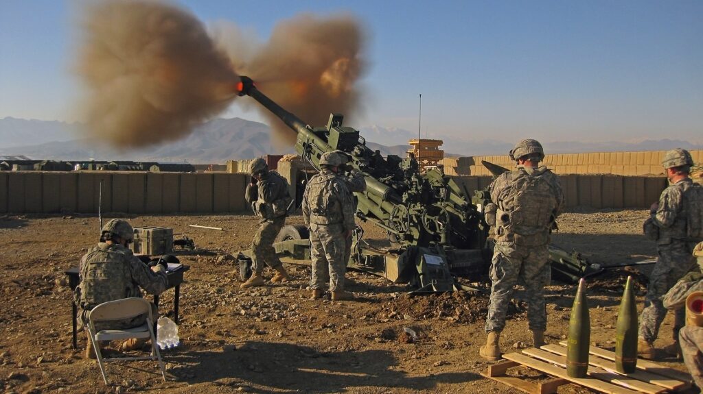 7-person gun crew firing a US M777 Light Towed Howitzer, War in Afghanistan, 2009 (Photo: Jonathan Mallard / Wikimedia Commons)