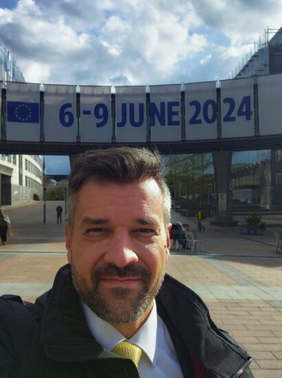 András László front of the European Parliament (Source: András László's X profile)