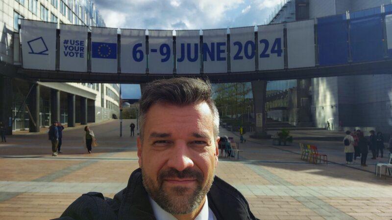 András László front of the European Parliament (Source: András László's X profile)