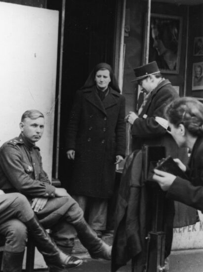 Soviet soldiers being photographed in front of a photographer's studio in Budapest, 1945 (Photo: Fortepan / Bauer Sándor)