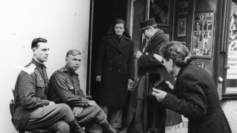 Soviet soldiers being photographed in front of a photographer's studio in Budapest, 1945 (Photo: Fortepan / Bauer Sándor)