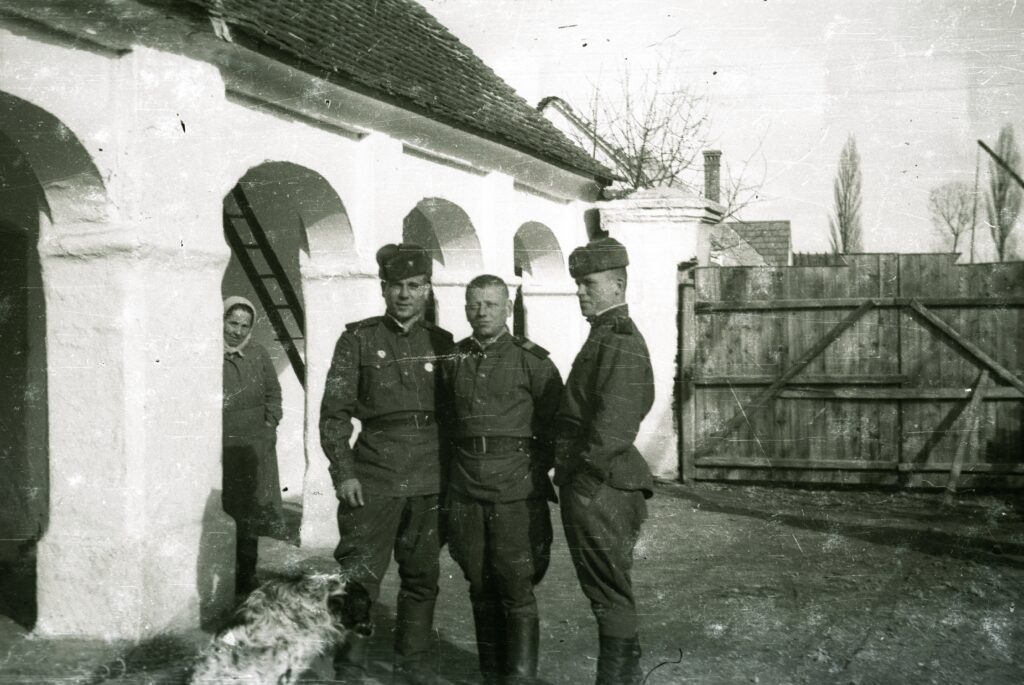 Soviet soldiers with a woman looking in the background in Hungary in 1945 (Photo: Fortepan / Pálfi András)