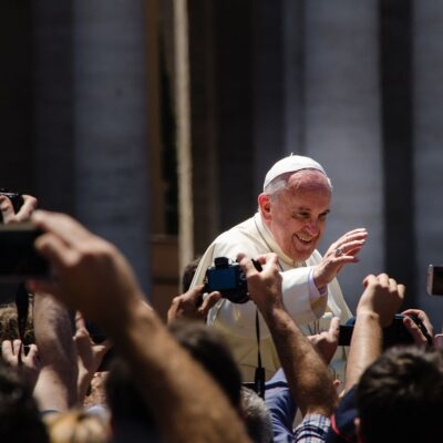 Pope Francis in St Peter's square - Vatican (Photo: Alfredo Borba / Wikimedia Commons)