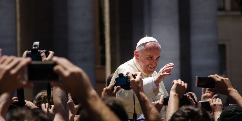 Pope Francis in St Peter's square - Vatican (Photo: Alfredo Borba / Wikimedia Commons)