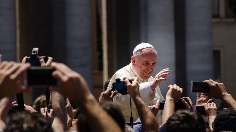 Pope Francis in St Peter's square - Vatican (Photo: Alfredo Borba / Wikimedia Commons)