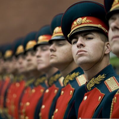 A Russian military honor guard drawn from the 154th Commandant's Regiment welcomes U.S. Navy Adm. Mike Mullen, chairman of the Joint Chiefs of Staff, during a wreath-laying ceremony at the Tomb of the Unknown Soldier in Moscow, Russia, June 26, 2009. Photo: MC1 Chad J. McNeeley, U.S. Navy on Wikimedia Commons.