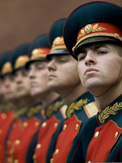 A Russian military honor guard drawn from the 154th Commandant's Regiment welcomes U.S. Navy Adm. Mike Mullen, chairman of the Joint Chiefs of Staff, during a wreath-laying ceremony at the Tomb of the Unknown Soldier in Moscow, Russia, June 26, 2009. Photo: MC1 Chad J. McNeeley, U.S. Navy on Wikimedia Commons.