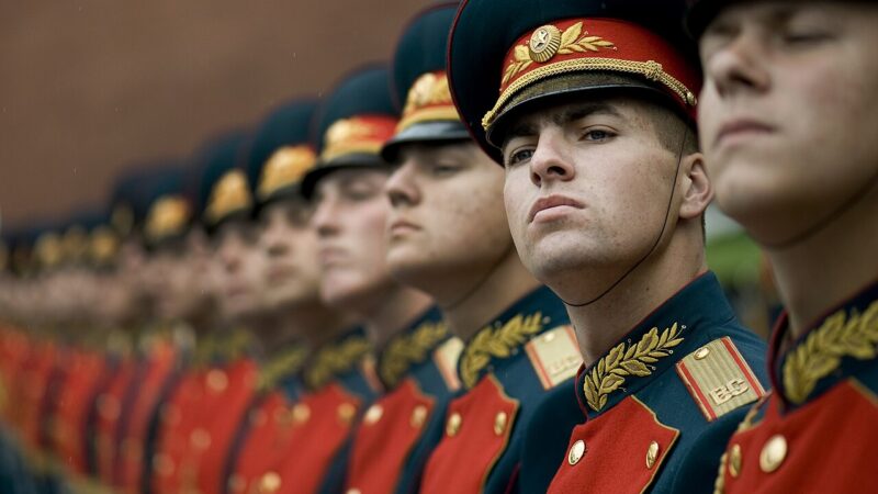 A Russian military honor guard drawn from the 154th Commandant's Regiment welcomes U.S. Navy Adm. Mike Mullen, chairman of the Joint Chiefs of Staff, during a wreath-laying ceremony at the Tomb of the Unknown Soldier in Moscow, Russia, June 26, 2009. Photo: MC1 Chad J. McNeeley, U.S. Navy on Wikimedia Commons.
