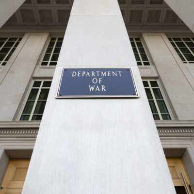 Secretary of War Pete Hegseth finishes the installation of a Department of War plaque at the River Entrance in front of the Pentagon, Washington, D.C., Nov. 13, 2025. Photo: U.S. Air Force Staff Sgt Madelyn Keech / U.S. Secretary of War / Flickr.