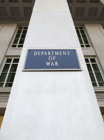 Secretary of War Pete Hegseth finishes the installation of a Department of War plaque at the River Entrance in front of the Pentagon, Washington, D.C., Nov. 13, 2025. Photo: U.S. Air Force Staff Sgt Madelyn Keech / U.S. Secretary of War / Flickr.