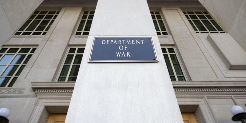 Secretary of War Pete Hegseth finishes the installation of a Department of War plaque at the River Entrance in front of the Pentagon, Washington, D.C., Nov. 13, 2025. Photo: U.S. Air Force Staff Sgt Madelyn Keech / U.S. Secretary of War / Flickr.