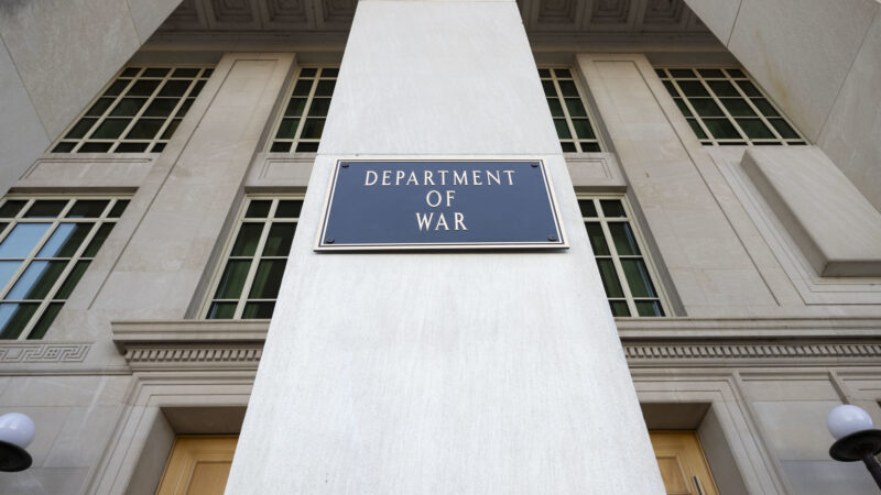 Secretary of War Pete Hegseth finishes the installation of a Department of War plaque at the River Entrance in front of the Pentagon, Washington, D.C., Nov. 13, 2025. Photo: U.S. Air Force Staff Sgt Madelyn Keech / U.S. Secretary of War / Flickr.
