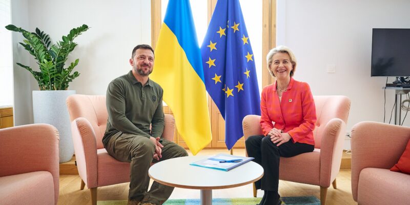 Participation of Ursula von der Leyen, President of the European Commission, in the Brussels European Council. Volodymyr Zelenskyy, President of Ukraine, on the left, and Ursula von der Leyen. Photo: © European Union, 2025, on Wikimedia Commons, CC BY 4.0