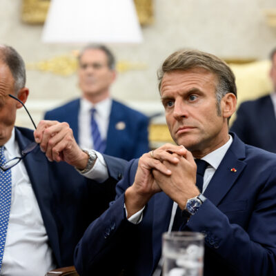 German Chancellor Friedrich Merz and French President Emmanuel Macron attend a high-level meeting at the White House, Monday, August 18, 2025, in the Oval Office. Photo: Daniel Torok / The White House / Flickr.