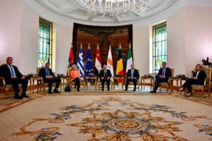 Karl Nehammer, Kyriakos Mitsotakis, Ursula von der Leyen, Abdel Fattah al-Sissi, Nikos Christodoulides, Alexander De Croo and Giorgia Meloni (from left to right) during von der Leyen's visit to Cairo, Egypt, 2024. Photo: European Commission (Dati Bendo) / Wikimedia Commons, CC BY 4.0