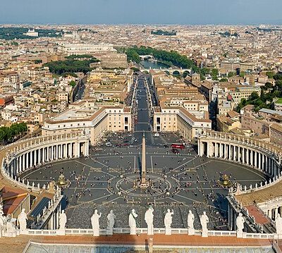 St Peter's Square, Vatican City - April 2007 Photo by DAVID ILIFF. License: https://creativecommons.org/licenses/by-sa/3.0/