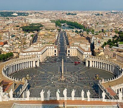St Peter's Square, Vatican City - April 2007 Photo by DAVID ILIFF. License: https://creativecommons.org/licenses/by-sa/3.0/