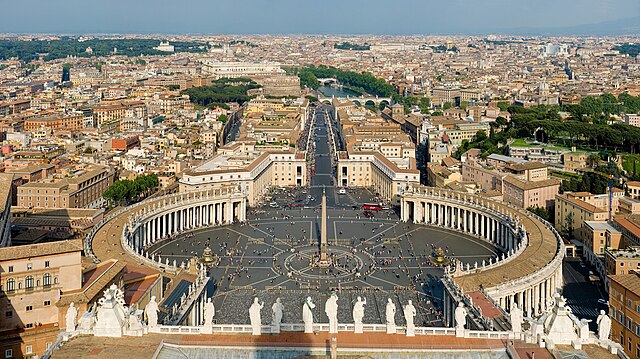 St Peter's Square, Vatican City - April 2007 Photo by DAVID ILIFF. License: https://creativecommons.org/licenses/by-sa/3.0/