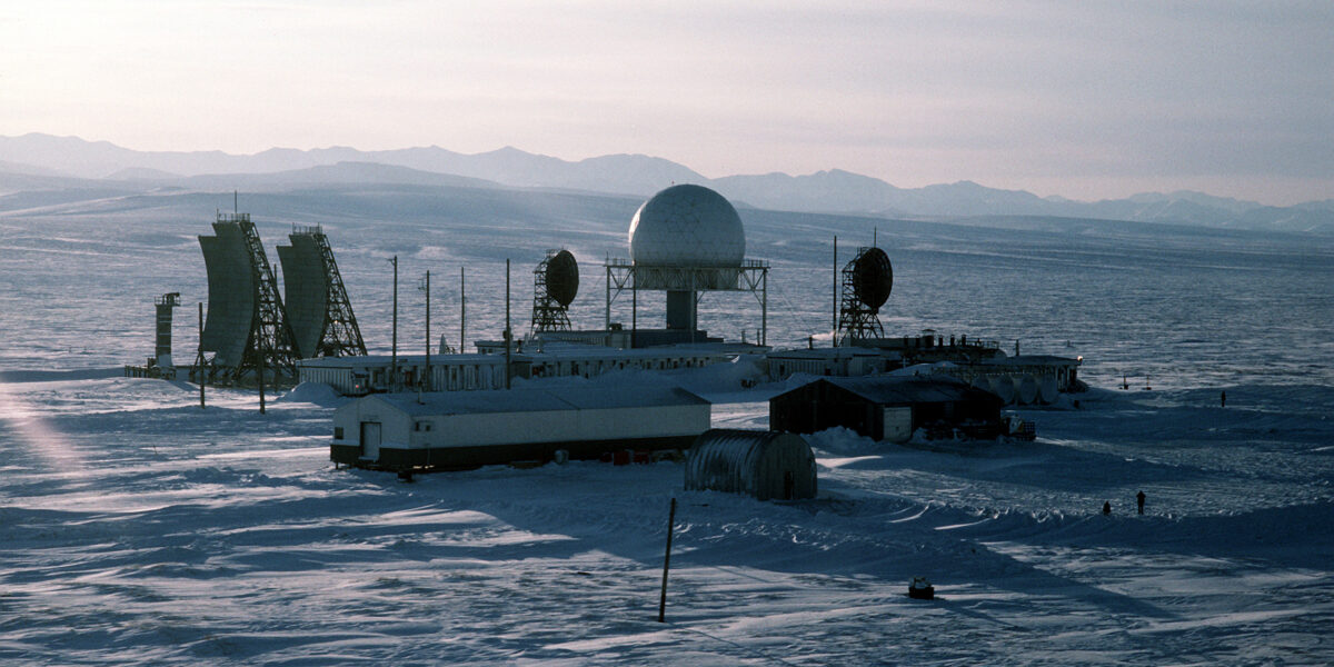 An aerial view of the radar station LIZ-2, Point Lay, Alaska, 1987. Photo: Tech. Sgt. Donald L. Wetterman, F3203, US Air Force / Wikimedia Commons, US Government Work, Public Domain.