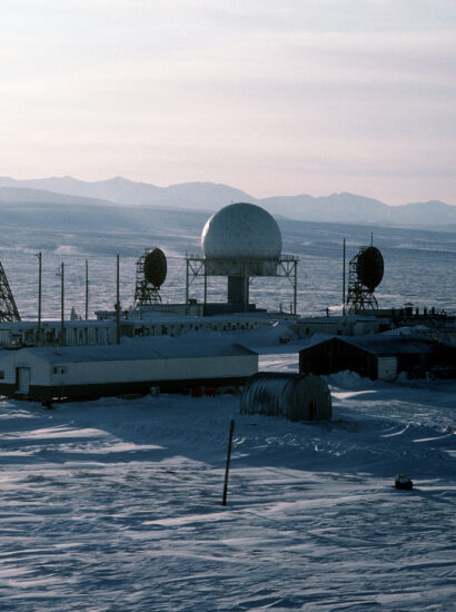 An aerial view of the radar station LIZ-2, Point Lay, Alaska, 1987. Photo: Tech. Sgt. Donald L. Wetterman, F3203, US Air Force / Wikimedia Commons, US Government Work, Public Domain.