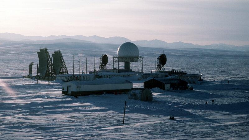 An aerial view of the radar station LIZ-2, Point Lay, Alaska, 1987. Photo: Tech. Sgt. Donald L. Wetterman, F3203, US Air Force / Wikimedia Commons, US Government Work, Public Domain.