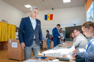 Călin Georgescu with George Simion at a polling station, May 18, 2025. Photo source: AUR Alianța pentru Unirea Românilor / Wikimedia Commons, Public Domain.