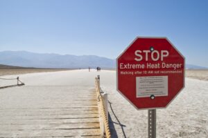 Extreme heat warning sign in Death Valley, California, USA. Photo source: Graeme Maclean / Flickr / Wikimedia Commons, CC BY 2.0
