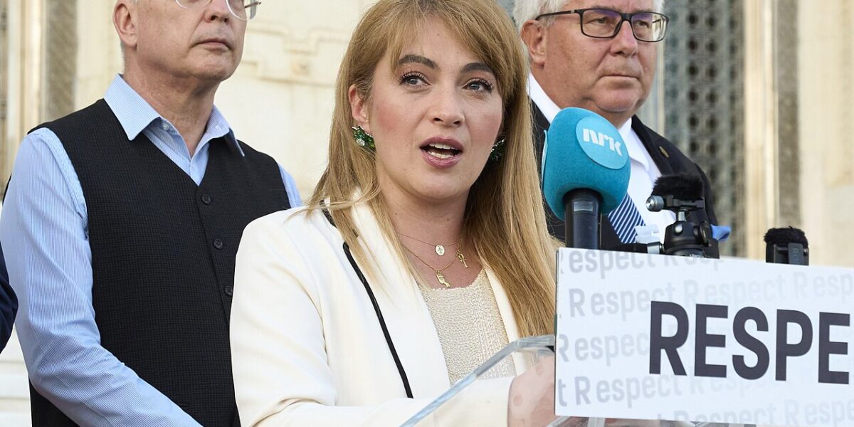 Silvia Uscov speaking at George Simion’s press conference, May 4, 2025. Photo source: AUR România / Wikimedia Commons, Public Domain.
