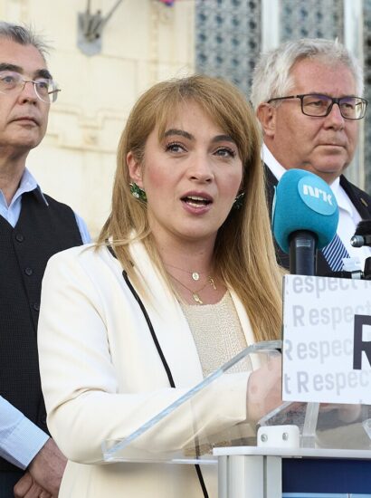 Silvia Uscov speaking at George Simion’s press conference, May 4, 2025. Photo source: AUR România / Wikimedia Commons, Public Domain.