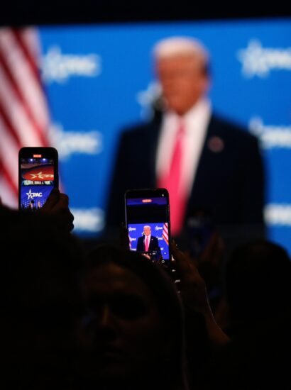 Crowd taking photos of Donald Trump on their phones at CPAC 2025. Photo source: Xuthoria / Wikimedia Commons, CC BY-SA 4.0