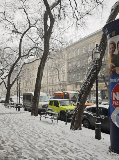 Advertising column with Fidesz election poster in Budapest, 2026. Photo source: Elekes Andor / Wikimedia Commons, CC BY 4.0