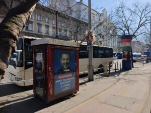 Advertising column with Fidesz election/propaganda poster in Budapest, 2026. Photo source: Elekes Andor / Wikimedia Commons, CC BY 4.0
