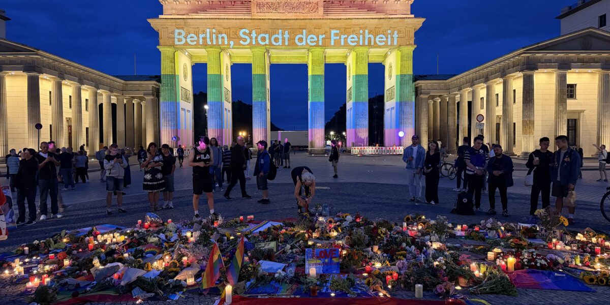 View of the Brandenburg Gate after the terrorist attack on the Berlin Pride on July 25, 2026. Photo source: Orator / Wikimedia Commons, CC BY-SA 4.0
